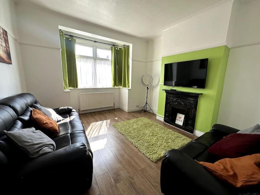 Spacious Holiday Home Near Tube Station - By Starlet Stays Londra Dış mekan fotoğraf