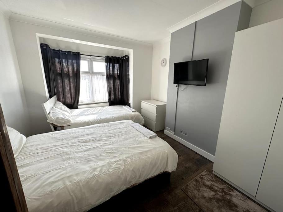 Spacious Holiday Home Near Tube Station - By Starlet Stays Londra Dış mekan fotoğraf